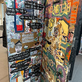 Casgliad o lluniau lliwgar wedi cael ei greu ar y wal