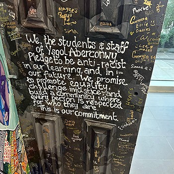 Geiriau gan plant a staff Ysgol Aberconwy ar y drws