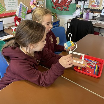 2 students building something with blocks