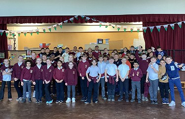 Plant o Ysgol Institució Tarragona ac Ysgol Blessed William Davies yn cael eu llun wedi'i dynnu