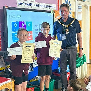 Enillwyr Llandudno yn ei Blodau 2025 gyda'r maer