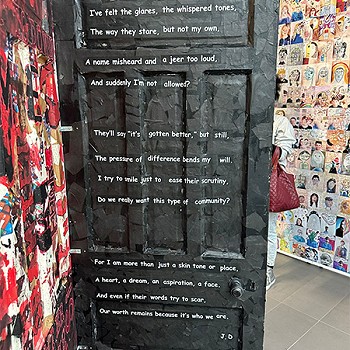 Geiriau o My Skin, My Story gan Jaylen ar y drws